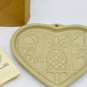 Pampered Chef Hospitality Heart Cookie Mold Family Heritage Stoneware 2001 USA Original box Unused imagem 2