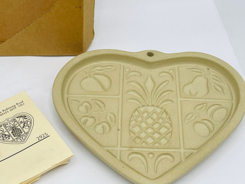 Pampered Chef Hospitality Heart Cookie Mold Family Heritage Stoneware 2001 USA Original box Unused imagem 2