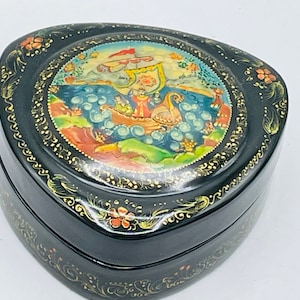Kholui Russian Lacquer Box Signed Raised Roundel over Triangular 3&quot;