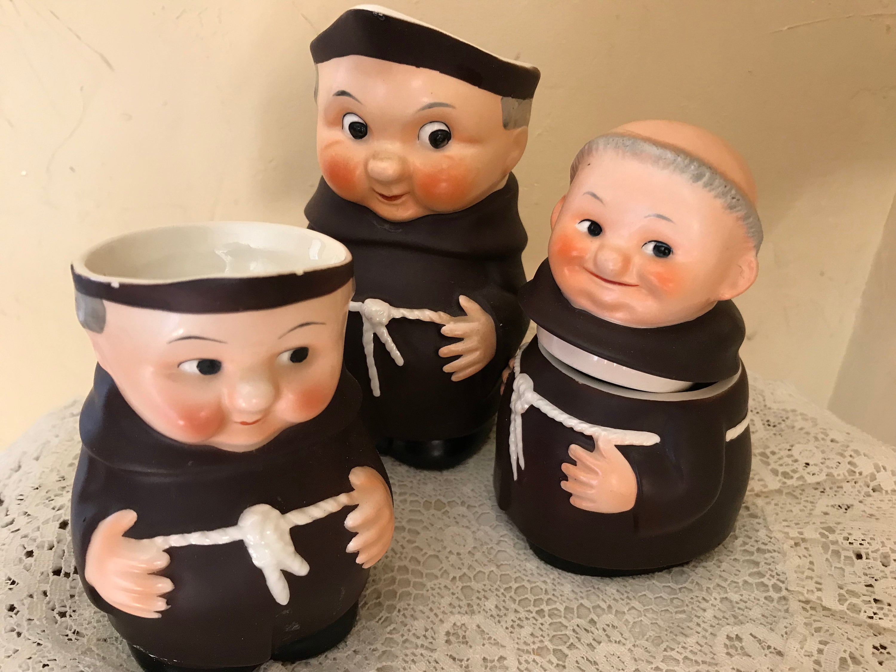 陶器製少年フィギュア バスケット付き　Goebel Vintage 4 PC Goebel Friar Tuck Pitcher Sugar Bowl and Creamer Set