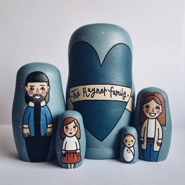 Gezin van 4 personen - ACHTERGROND MET STIPPEN - Gepersonaliseerde nestpoppen, familieportret, matroesjkapoppen