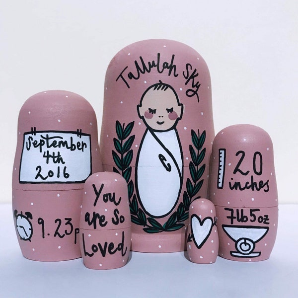 Personalisierte Babyankunfts-Nestingpuppen, kundenspezifische Babyankündigungsgeschenk, Babyandenken russische Puppen, Kinderzimmer Matroschka