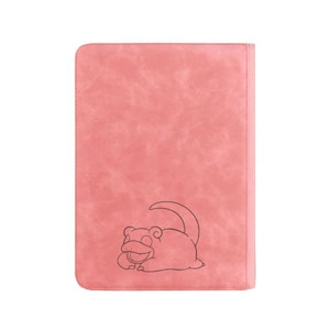 Pu&ograve; includere: Un taccuino o portfolio rettangolare rosa con una superficie strutturata. Un disegno a contorno nero di un personaggio dei cartoni animati &egrave; sul davanti. Il taccuino ha un bordo cucito e un retro rosa pieno.