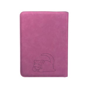 Pu&ograve; includere: Un raccoglitore rettangolare color magenta con un bordo cucito. Un'illustrazione a cartoni animati di Slowpoke &egrave; in rilievo nell'angolo in basso a destra. Il raccoglitore &egrave; chiuso e sembra essere fatto di un materiale strutturato.