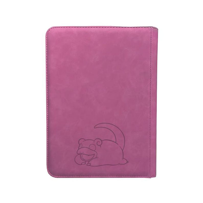 Pu&ograve; includere: Un raccoglitore rettangolare color magenta con un bordo cucito. Un'illustrazione a cartoni animati di Slowpoke &egrave; in rilievo nell'angolo in basso a destra. Il raccoglitore &egrave; chiuso e sembra essere fatto di un materiale strutturato.