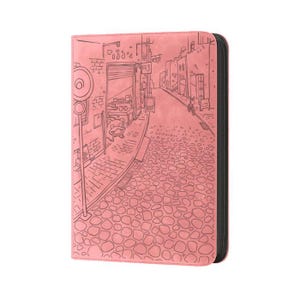 Pu&ograve; includere: Raccoglitore rosa con cerniera e un'illustrazione dettagliata di una scena di strada. La copertina presenta una strada acciottolata, edifici e un personaggio a forma di rana. Il raccoglitore ha una cerniera nera e una consistenza liscia simile alla pelle.