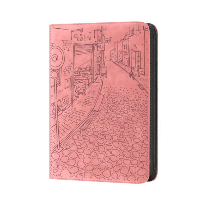 Pu&ograve; includere: Raccoglitore rosa con cerniera e un'illustrazione dettagliata di una scena di strada. La copertina presenta una strada acciottolata, edifici e un personaggio a forma di rana. Il raccoglitore ha una cerniera nera e una consistenza liscia simile alla pelle.