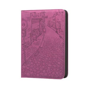 Pu&ograve; includere: Un astuccio magenta con cerniera con una dettagliata illustrazione di una scena di strada. L'opera raffigura una strada acciottolata con edifici, un personaggio a forma di rana e un segnale stradale. L'astuccio ha una cerniera e un bordo neri.