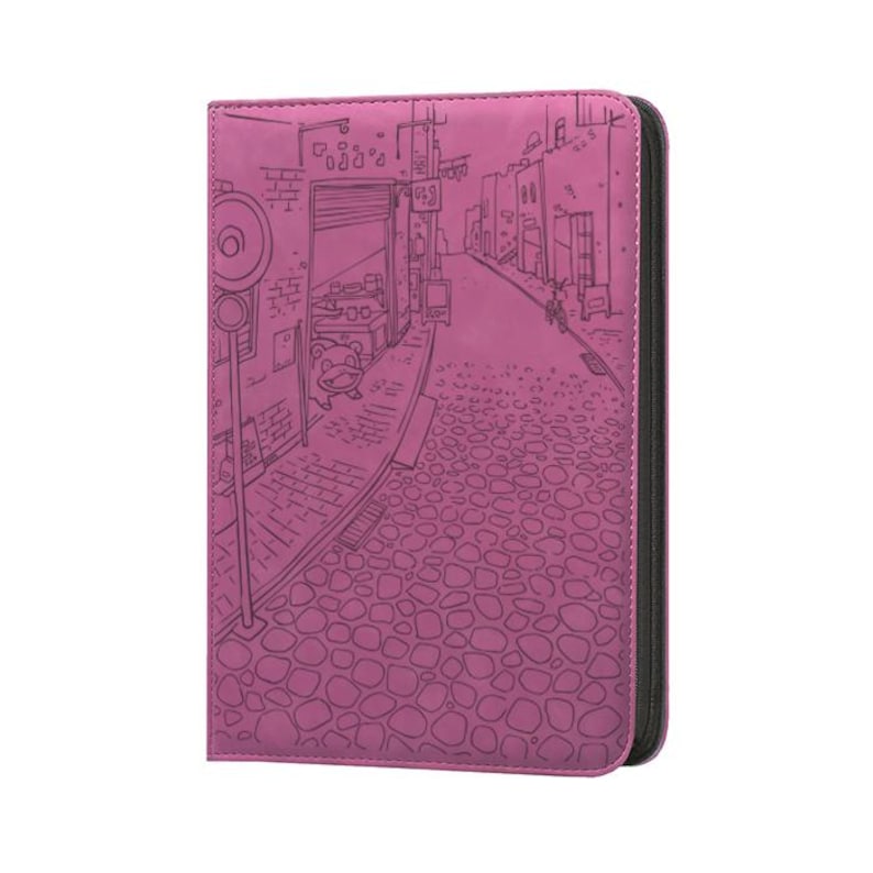 Pu&ograve; includere: Un astuccio magenta con cerniera con una dettagliata illustrazione di una scena di strada. L'opera raffigura una strada acciottolata con edifici, un personaggio a forma di rana e un segnale stradale. L'astuccio ha una cerniera e un bordo neri.