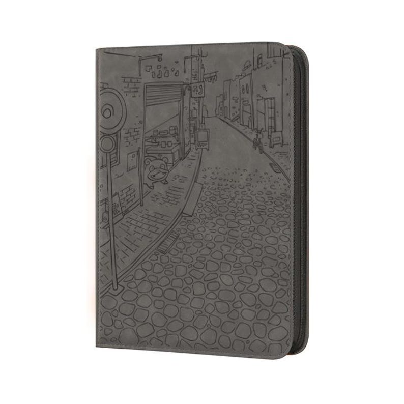 Pu&ograve; includere: Quaderno grigio con cerniera con un'illustrazione dettagliata di una scena di strada. La copertina presenta una strada acciottolata, edifici e un personaggio di rana. Il design &egrave; un disegno a tratto monocromatico, creando un aspetto strutturato.