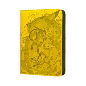 Op de afbeelding: Gele kaartenbinder met een Pikachu-ontwerp. De binder heeft een zwarte rits en een gedetailleerde illustratie van Pikachu en andere personages. Het algehele ontwerp is felgeel met een zwarte rand.
