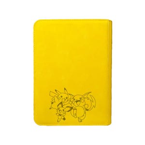 Op de afbeelding: Gele kaarthouder met een zwarte illustratie van Pikachu en andere Pok&eacute;mon-personages. De rechthoekige kaarthouder heeft een gestikte rand.