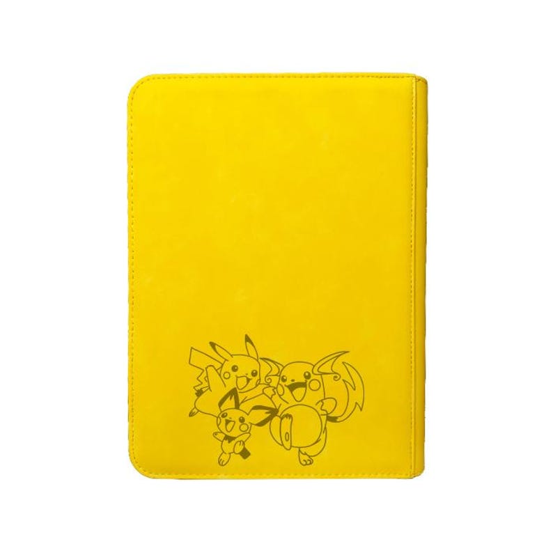 Op de afbeelding: Gele kaarthouder met een zwarte illustratie van Pikachu en andere Pok&eacute;mon-personages. De rechthoekige kaarthouder heeft een gestikte rand.