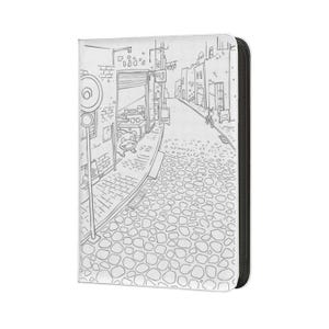 Pu&ograve; includere: Un portafoglio bianco con cerniera nera, con un'illustrazione in bianco e nero di una scena di strada. Il disegno raffigura edifici, una strada acciottolata e un negozio con un'insegna.