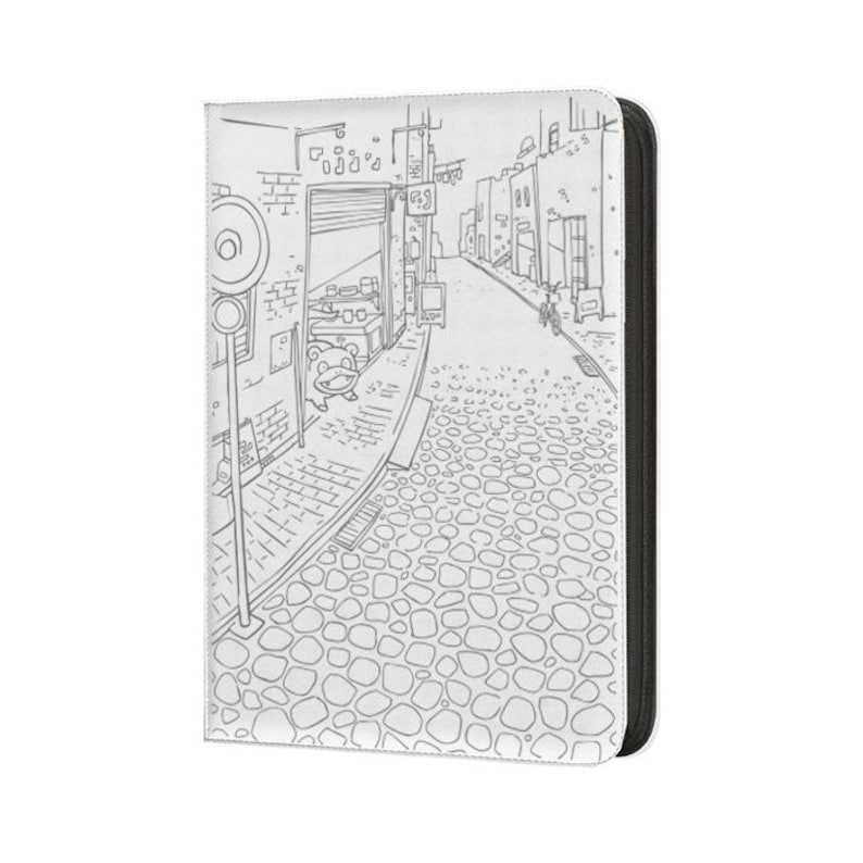 Pu&ograve; includere: Un portafoglio bianco con cerniera nera, con un'illustrazione in bianco e nero di una scena di strada. Il disegno raffigura edifici, una strada acciottolata e un negozio con un'insegna.