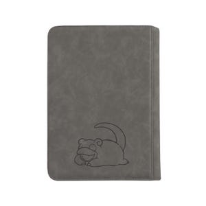 Pu&ograve; includere: Un taccuino rettangolare grigio con un'illustrazione in rilievo di un cartone animato Slowpoke. Il taccuino ha una superficie strutturata e angoli arrotondati. L'illustrazione di Slowpoke &egrave; in nero.