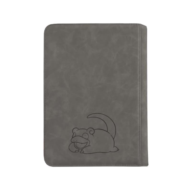 Pu&ograve; includere: Un taccuino rettangolare grigio con un'illustrazione in rilievo di un cartone animato Slowpoke. Il taccuino ha una superficie strutturata e angoli arrotondati. L'illustrazione di Slowpoke &egrave; in nero.