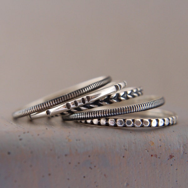 Ensemble d’empilement des anneaux. Anneaux en argent. Slim argent empiler les anneaux. Rings.set empilable de 5 anneaux. Anneaux de texture.