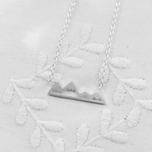 Zilveren Silhouet van de Ketting van de Berg - Bergwaaier