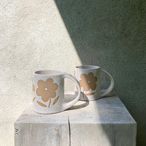 Kubek ceramiczny z kwiatami, ptakami, palmami, słońcem wyciętymi kształtami