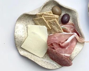 Side plate for wavy tapas platter