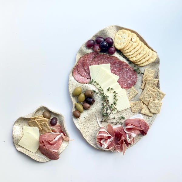 Prato de charcutaria grande de 38 cm (15") em cerâmica artesanal com acabamento em argila salpicada.