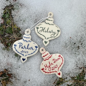 Gepersonaliseerd ornament blauw scandinavisch geïnspireerd handgeschilderd ornament