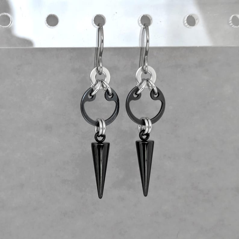 Brincos de espinho pretos, brincos pendentes hipoalergênicos, joias de estilo industrial. imagem 1