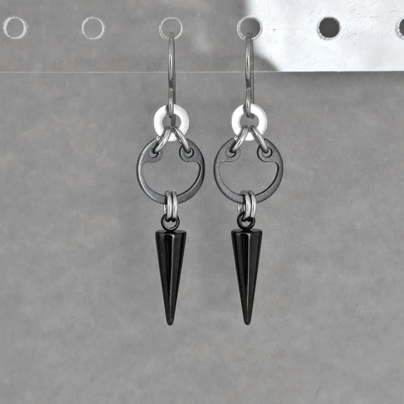 Brincos de espinho pretos, brincos pendentes hipoalergênicos, joias de estilo industrial. imagem 8