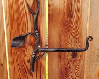 Twig and leaf toilet paper holder