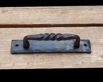 twisted drawer/cabinet pull/handle