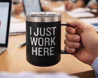 Taza de café divertida para el trabajo, de acero inoxidable, con la frase "Solo trabajo aquí", ideal para compañeros de trabajo, sarcástica, personalizada.