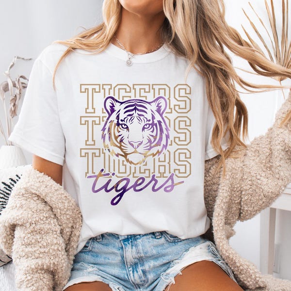 Camiseta con cabeza de tigre morada y dorada: Día del partido de LSU - Colores cómodos
