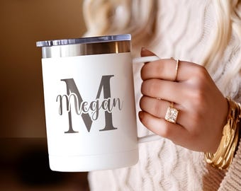 Vaso de café con aislamiento y asa, personalizado con nombre inicial para hermana, mejor amiga, dama de honor. Taza de café personalizada, taza de viaje con monograma.