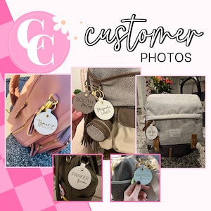 Pu&ograve; includere: Sfondo rosa con il testo "Customer Photos". Vengono mostrati diversi portachiavi rotondi in pelle con hardware dorato, attaccati alle borse. Ogni etichetta ha un nome stampato sopra, come "Tymerrin Fulton" e "Parker Brooke".