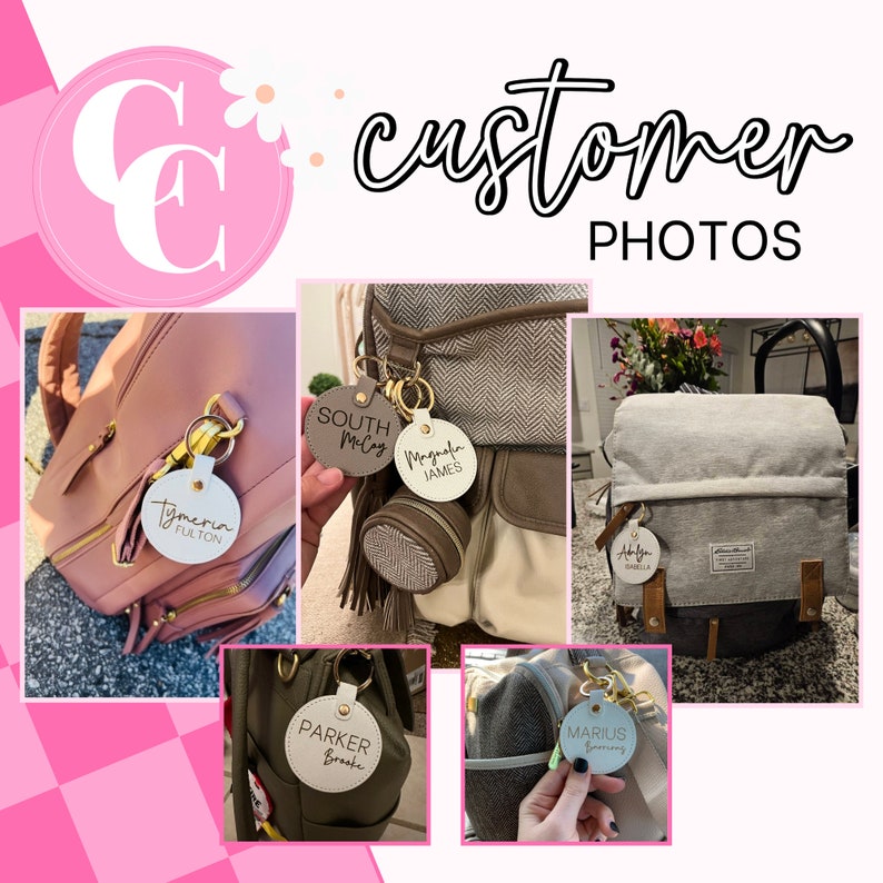 Pu&ograve; includere: Sfondo rosa con il testo "Customer Photos". Vengono mostrati diversi portachiavi rotondi in pelle con hardware dorato, attaccati alle borse. Ogni etichetta ha un nome stampato sopra, come "Tymerrin Fulton" e "Parker Brooke".