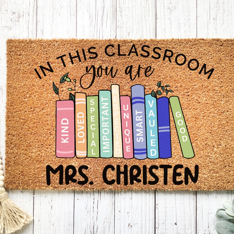 🎁 Buy 2 FREE SHIPPING🎁In This Classroom Personalized Doormat, Teacher Doormat, Classroom Welcome Door Mat, Gifts for Teachers, Classroom Decor