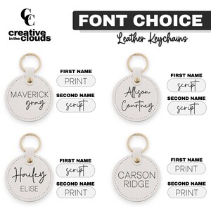 Pu&ograve; includere: Portachiavi in pelle bianca con anelli dorati. I portachiavi sono rotondi e presentano nomi personalizzati in vari caratteri. L'immagine include il testo "FONT CHOICE Leather Keychains" e il logo "creative in the clouds".