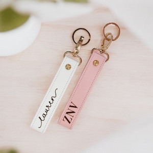 Llavero de pulsera personalizado para llaves, llavero con correa personalizado, llavero de dama de honor, llavero de muñeca de mano, cordón personalizado, llavero de cuero