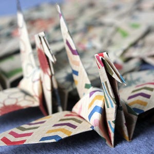100 Origami Kraft Gru di carta Matrimonio Decorazione di Natale Uccello Marrone Multi Fiore Design Pattern Misto