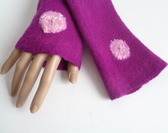 Filzstulpen  "Himbeere", felted mitts in Pink mit Blüte, Pulswärmer