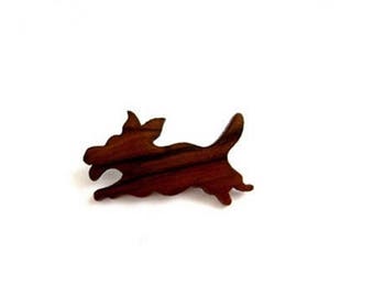 Broche vintage vintage marron représentant un chien en bois d'olivier.