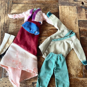 ヴィンテージのディズニームーラン人形の衣装、伝統的なチャイナドレス、チーパオまたはマンダリンガウン、兵士の訓練服