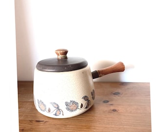 Cacerola pequeña vintage de esmalte con motivos florales, mango de madera y revestimiento que imita la piedra.