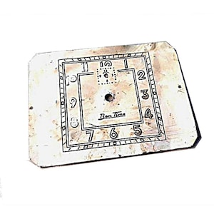 Puede incluir: Una esfera de reloj vintage con forma rectangular y aspecto ligeramente envejecido. La esfera presenta números negros, un borde interior cuadrado y el texto "Ben Time" en el centro. La esfera del reloj tiene un agujero central y dos pequeños agujeros en la parte superior.