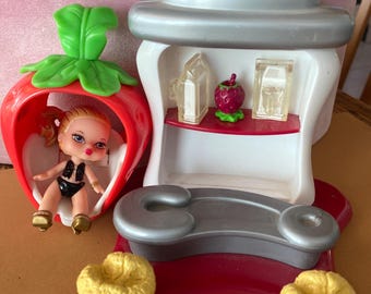 Part of the ITSY BITSY BRATZ Party Place City from 2006,with a Bobble head Doll Sierrna