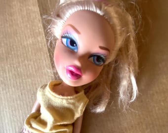 Campfire Bratz Cloe, blue eyes and pink eyeshadows, Campfire series was released in 2005