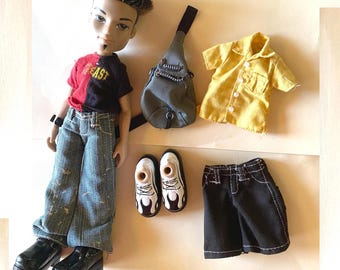 Bratz Boyz Funk Out Eitan, two outfits, two pairs of shoes, a bracelet a necklace and a backpack