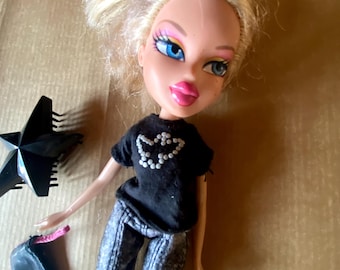 Dynamite Bratz Cloe wearing a unique eyeshadow of yellow and pink. Dynamite series was released in 2005