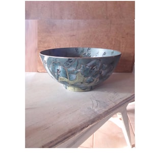 délicat bol en porcelaine de Chine peint à la main, bol bleu et or, fleurs et feuilles.